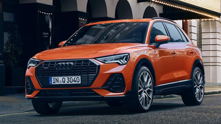 Audi Q3 in Orange mit schwarzen Audi Ringen / Logo